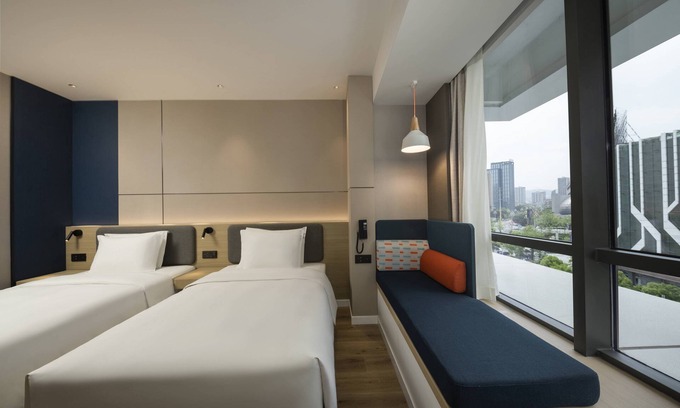 Chongqing Hotel | Holiday Inn Express Chongqing Caiyun Lake by IHG