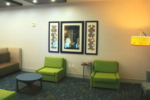 Marina Hotel | Holiday Inn Express Hotel & Suites Marina by IHG