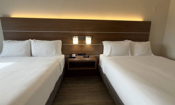 Marina Hotel | Holiday Inn Express Hotel & Suites Marina - State Beach Area by IHG
