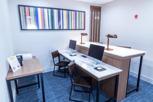 Crestview Hotel | Holiday Inn Express Hotel & Suites Crestview South I-10 by IHG
