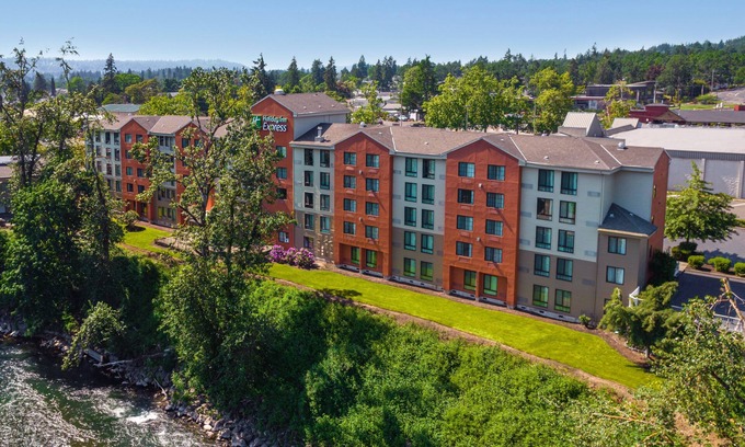 Gladstone Hotel | Holiday Inn Express Portland SE- Clackamas Area, an IHG Hotel