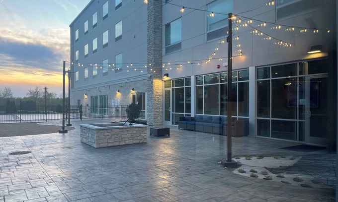 Schaumburg Hotel | Holiday Inn Express & Suites Chicago Schaumburg by IHG