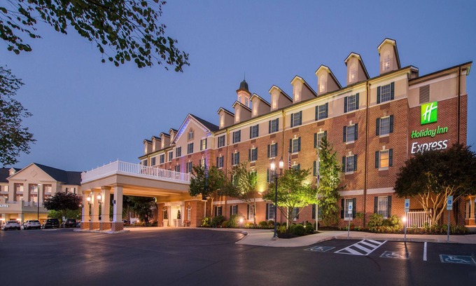 State College Hotel | Holiday Inn Express State College at Williamsburg Square by IHG