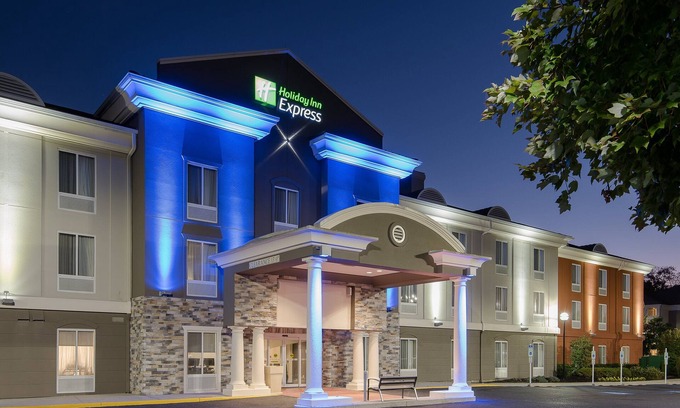 Mount Laurel Hotel | Holiday Inn Express & Suites Philadelphia - Mt. Laurel by IHG