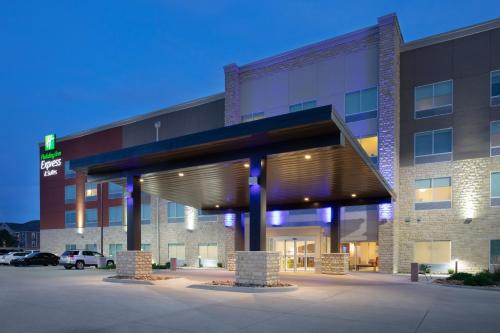 Great Bend Hotel | Holiday Inn Express & Suites Great Bend by IHG