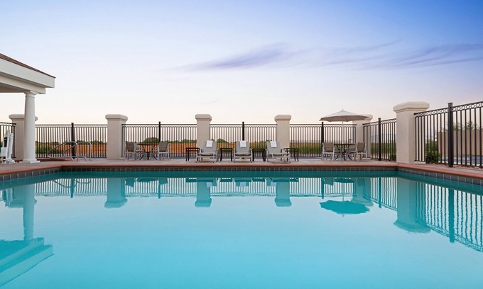 Shawnee Hotel | Holiday Inn Express & Suites Shawnee by IHG
