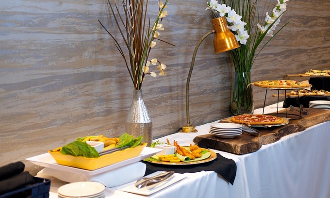 Drexel Hill Hotel | Holiday Inn & Suites Philadelphia W - Drexel Hill by IHG