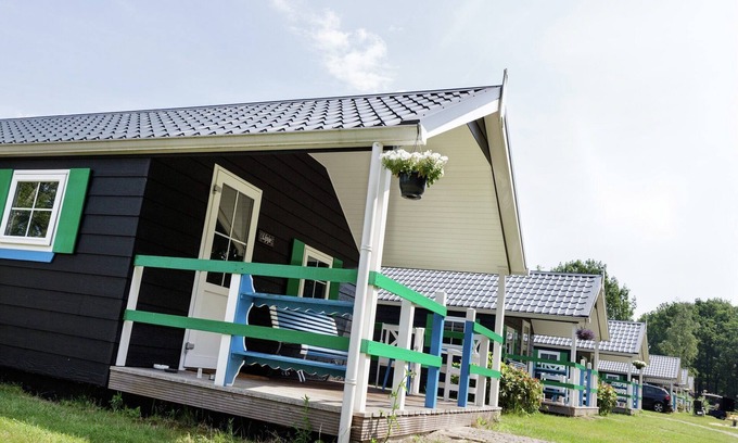 IJhorst Ski Chalet | Holiday Lodge in Staphorst with Pool Access