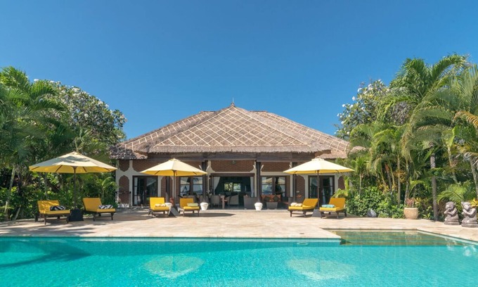 Lokapaksa Villa | Holiday Paradise Villa Cerah, right on the beach and the sea