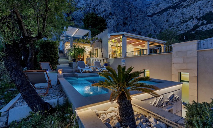Makarska House | Holidayhome in a quiet location with pool&sea view, mini golf course& playground