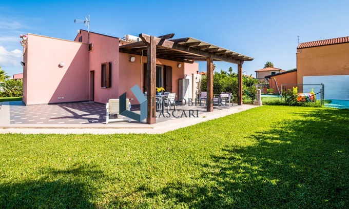 Gorgo Lungo Villa | Holidays in Villa with direct access to the beach, sleeps 6 in bright colors
