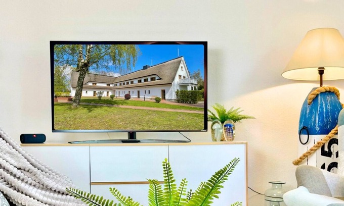 Alt Reddevitz Apartment | Holla die Boddenfee @Höfthus 68sqm own entrance thatched roof terrace sea view