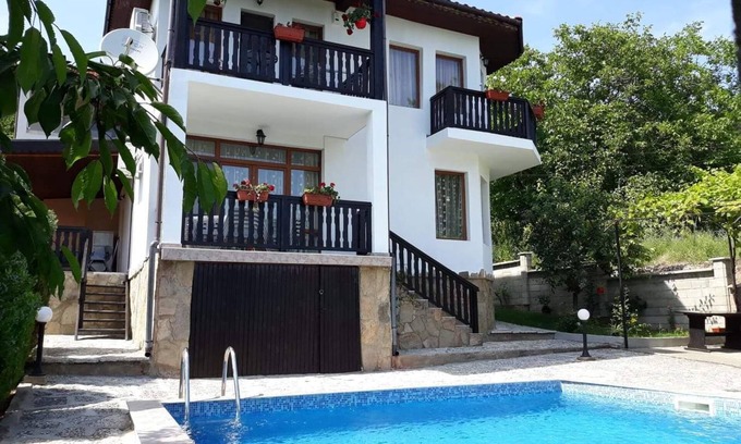 Balchik House | HOLLY - Quiet guest house with seaview and a pool