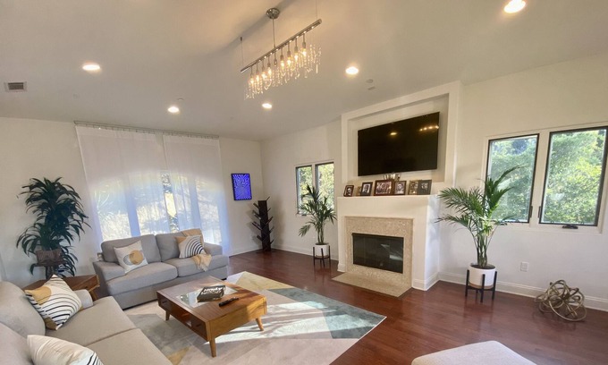 Beachwood Canyon House | Hollywood sign view 3bd house