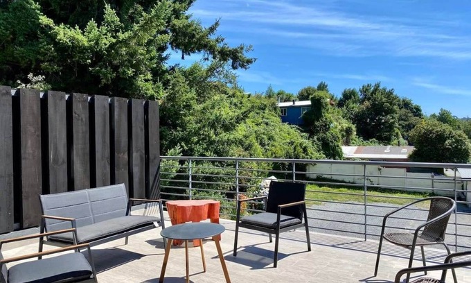 Puerto Varas Apartment | HOM I Terraza con vista parcial al Lago