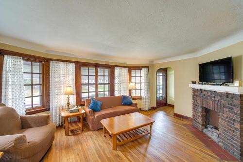 Lakewood House | Home 2 Mi to Lakewood Park and Solstice Steps!