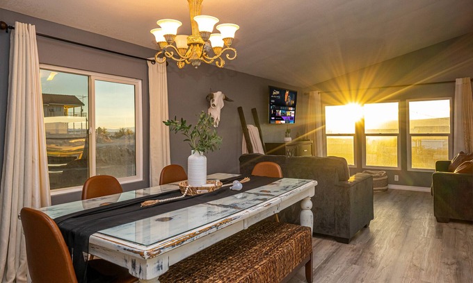 Sunridge Estates House | Home 8 min to casinos and river. Quiet neighborhood, fire pit+mountain views🎰🚤🌞🍻