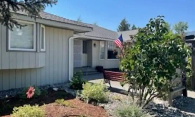 Pateros House | Home Away from Home on the water with private dock