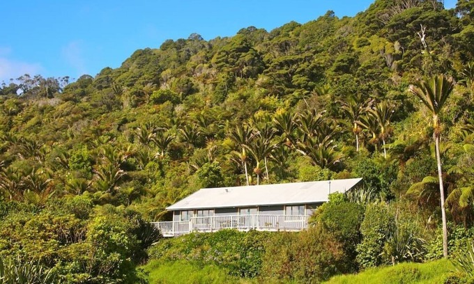 Mokihinui House | Home by the Beach with sensational view! Pet-friendly.