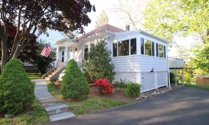 Darien House | Home for the Holidays near Weed Beach & Pear Tree, Noroton Heights train