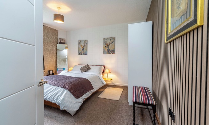 Restalrig Apartment | Home-from-home; 10 mins from city centre; Free on-street parking; Well-equipped