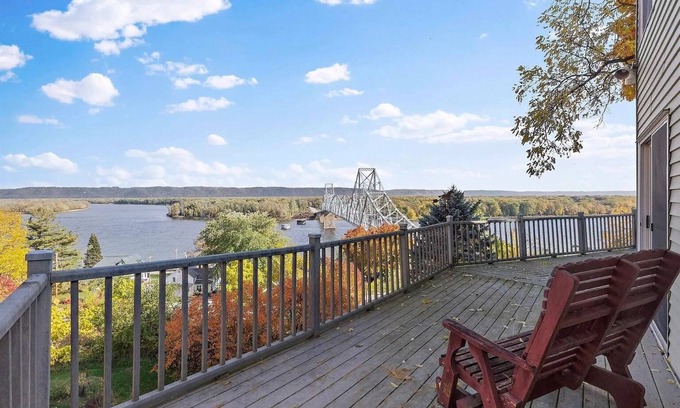 Lansing House | Home in quaint river town with awe-inspiring view of the beautiful Mississippi