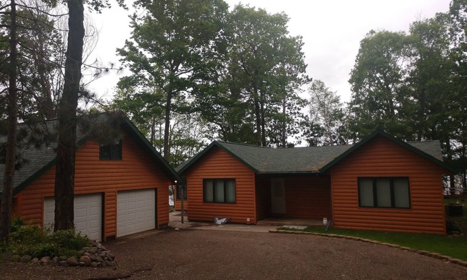 Deerwood House | Home on sunset lake. 3Bed/3Bath.