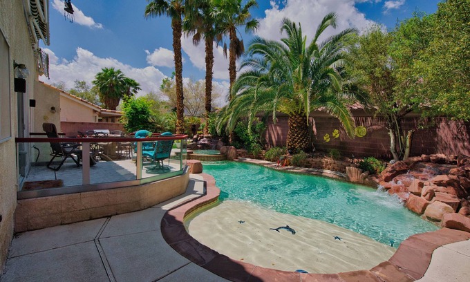 Enterprise House | home/suite 3 bedrooms, office, pool in perfect location