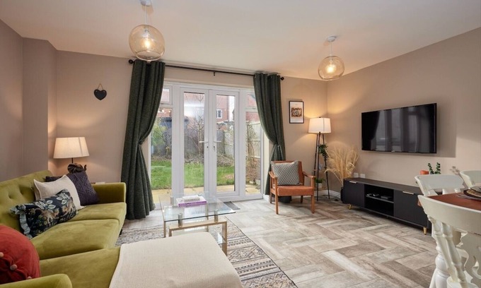 Leeds House | Homebird Property - Honeybourne