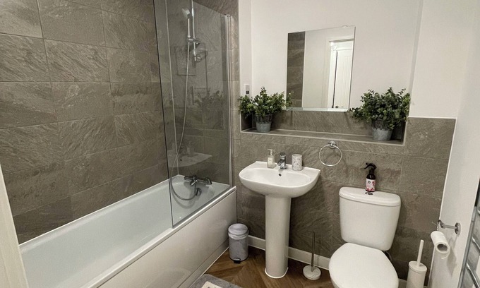 Hemel Hempstead Apartment | Homely Apartment With Elegant Touch, Including Balcony for Nature Views