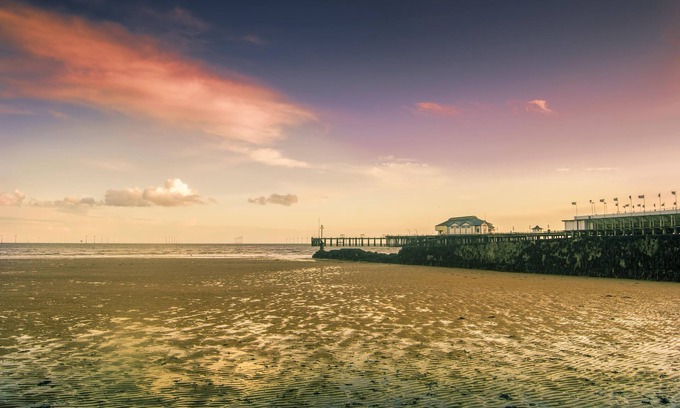 Clacton-on-Sea House | Homely caravan with decking at Valley Farm Holiday Park, sleeps 8 ref 46713V