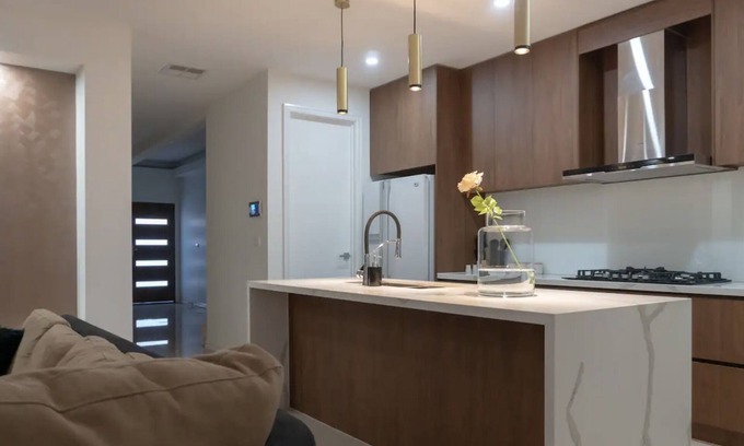 Tarneit House | Homely Getaway with Major Movie Apps 65" Smart TV