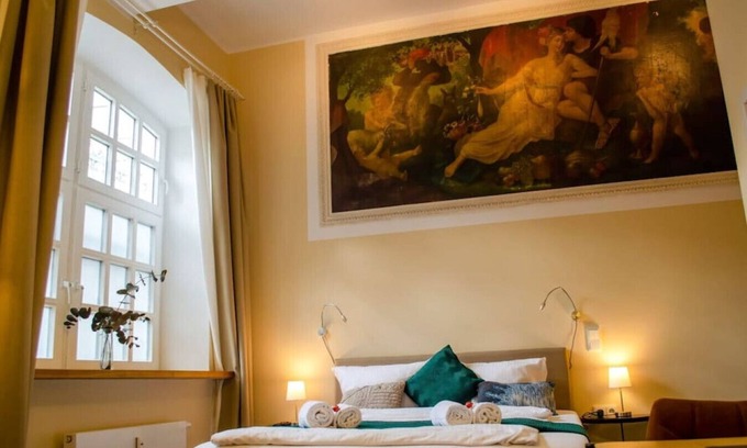 Obergiesing Apartment | Homely Stay Studio3 - with historical mural