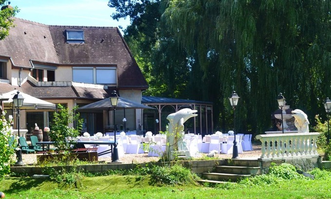 Courtenay Villa | Homerez - Big villa for 15 ppl. with garden, terrace and balcony at Courtenay