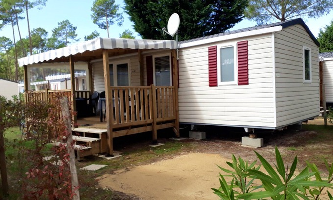 Saint-Julien-en-Born House | Homerez - Bungalow 5 km away from the beach for 4 ppl. with shared pool