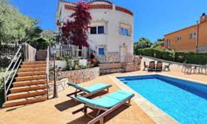 El Mas Isaac Ski Chalet | Homerez - Chalet for 10 ppl. with swimming-pool and terrace at Palau saverdera