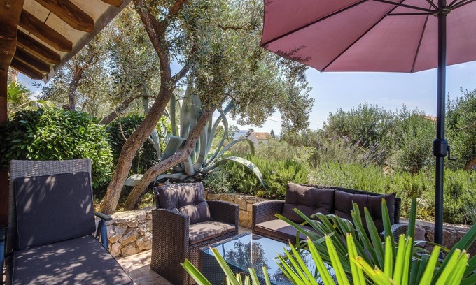 Martinscica House | Homerez - Charming House in Martinšćica + Garden