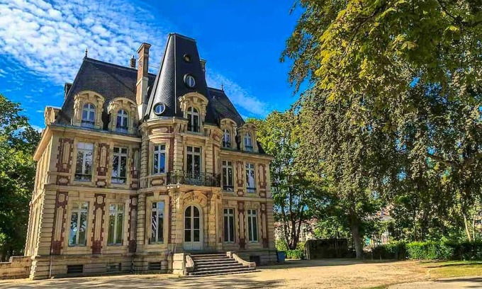 Parmain Villa | Homerez - Elegant villa with a private pool in Parmain