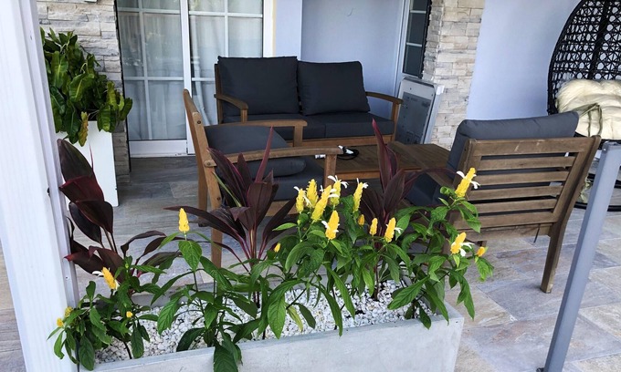 Tartane House | Homerez - House 5 km away from the beach for 6 ppl. with shared pool and garden