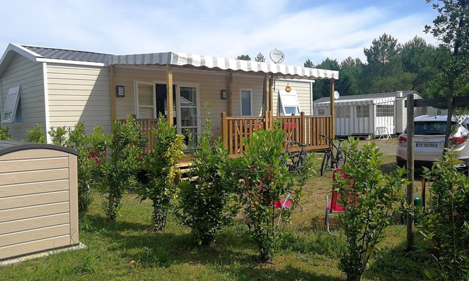 Saint-Julien-en-Born House | Homerez - Nice bungalow 4 km away from the beach for 8 ppl. with shared pool
