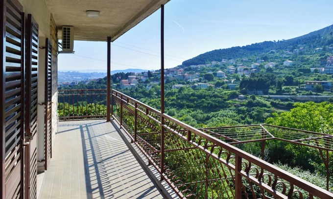 Klis Apartment | Homerez - Spacious apartment in Klis, balcony and views