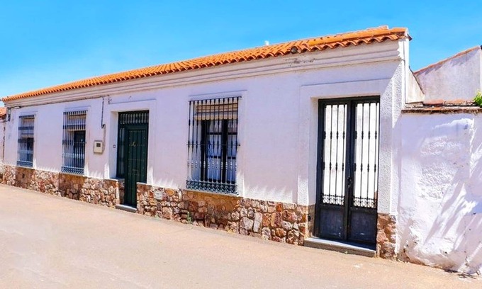 Castilblanco House | Homerez - Spacious house for 8 ppl. with terrace at Castilblanco