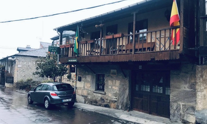 Molinaseca House | Homerez - Spacious House in Molinaseca with Mountain View