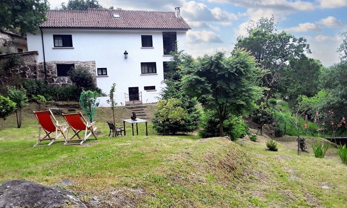 Gondomar House | Homerez - Spacious house in Pontevedra, garden