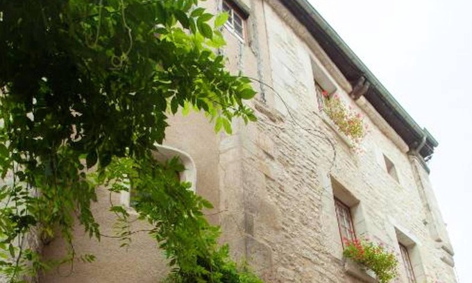 Chablis House | Homerez - Spacious house for 6 ppl. with jacuzzi at Chablis