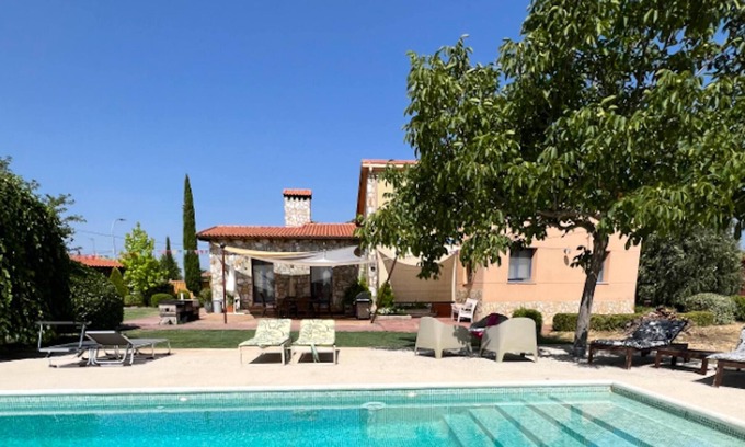Uceda Villa | Homerez - Spacious villa for 7 ppl. with swimming-pool and terrace at Uceda