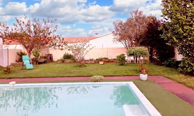 La Jarrie Apartment | Homerez - Studio with Pool in La Jarrie