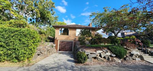 Sunset Hill Apartment | HomeSmart: Cozy Charm Meets High-Tech in Prime Area
