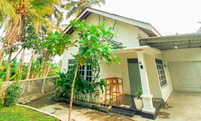 Ngemplak Villa | Homestay Kamar Tamu Selomartani 3