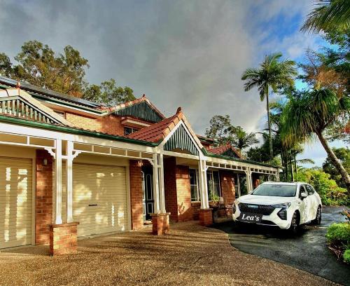 Oxenford House | Homestay on the Hill - Close to Theme Parks